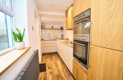 Salford House | Manchester Golf Course View, Sleeps 6