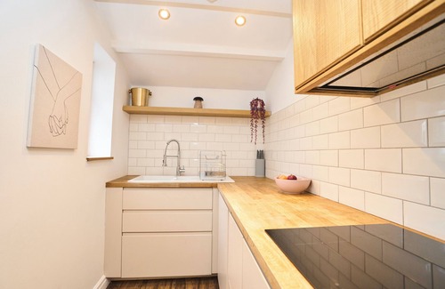 Salford House | Manchester Golf Course View, Sleeps 6