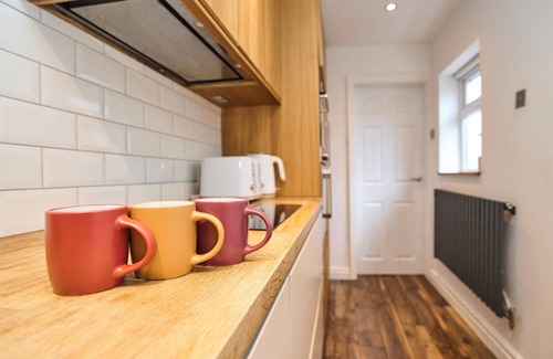 Salford House | Manchester Golf Course View, Sleeps 6