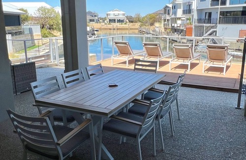 Wannanup House | Mandurah Family Holiday Home Outdoor Pool private Canal access Kayaking