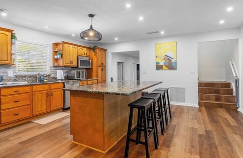 Bradenton House | Mango Manor- Massive 8-Bath | Htd Pool, Pickleball, Hot tub, Theater, Gym, Bball