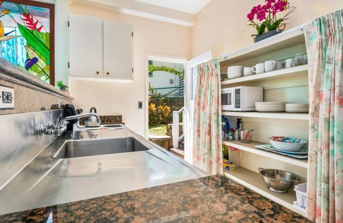 Manoa House | Manoa Valley A 2BR/1bath downstairs duplex