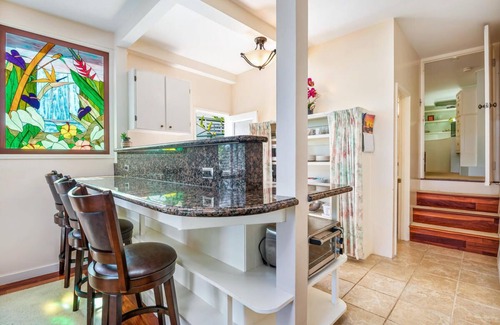 Manoa House | Manoa Valley A 2BR/1bath downstairs duplex