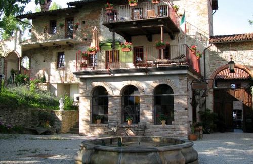 Bastia Mondovi House | Mansion in Langhe Hills with Pool