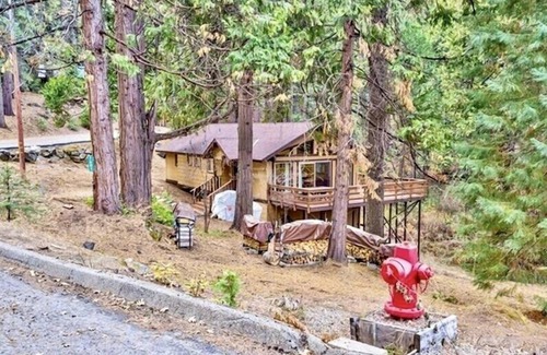 Fish Camp Cabin | ManVee Lodge at Yosemite - Just 2 miles from the south gate entrance to Yosemite
