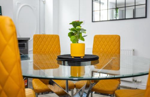 Wakefield Apartment | Manygates by Alt-Stay - Huge 4 Bed Apartment Contractor and Relocation Accommodation Near Wakefield near City Centre and M1 J39 with Ample Off Road Parking, Kitchen, Washer Dryer, Smart TV and Wi Fi - Long Stay Ready with Weekly and Monthly Rates