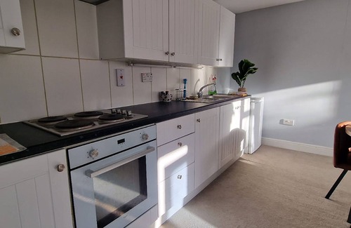 Royston Cottage | Maple by Paymán Club