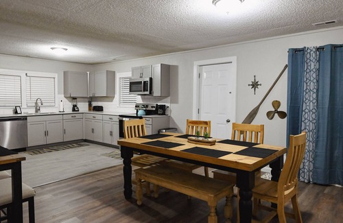 Langston Cottage | Maple Tree Cottage - Close to boat docks and Wedding venues