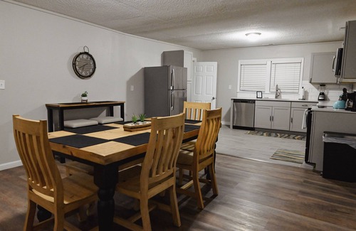 Langston Cottage | Maple Tree Cottage - Close to boat docks and Wedding venues