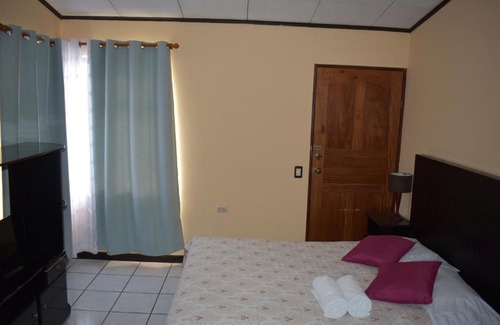 Santa Elena Bed & Breakfast | MapleTico Guesthouse