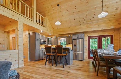 Robertsdale Cabin | Maplewood Haven | HOT TUB, Outdoor TV, Turf + Patio!