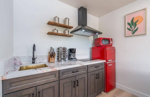 Joshua Tree House | @ Marbella Lane - Rainbow House | Glampers Paradise