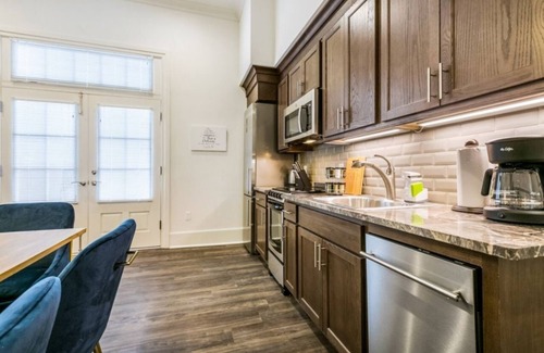 Central Business District Condo | Mardi Gras Magic: 2BR Condo on Canal St