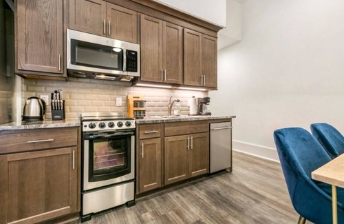 Central Business District Condo | Mardi Gras Magic: 2BR Condo on Canal St
