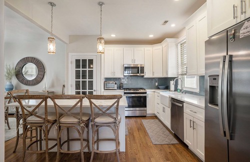 Margate City House | Margate Beauty! Walk to Everything - Beach, Shops, MiniGolf, Restaurants!