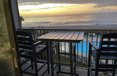 Myrtle Beach Condo | MARGIE’S OCEANFRONT DREAM PLACE with 55” TV
