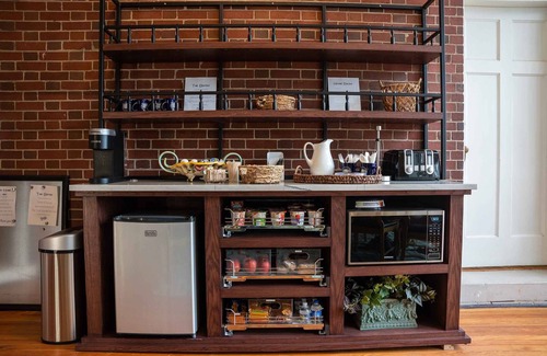 LaGrange Apartment | Margot Suite - Truitt Vanderbilt Club - King room with bath and bistro