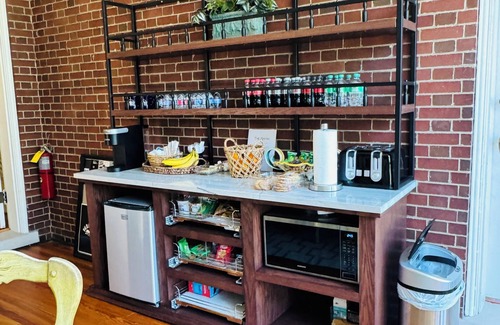 LaGrange Apartment | Margot Suite - Truitt Vanderbilt Club - King room with bath and bistro