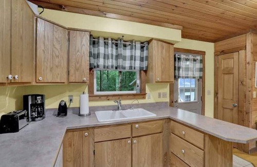 Avoca House | Marilyn's Cottage, Family Friendly, Park Setting, King Bed , Fire Pit, Pet Free