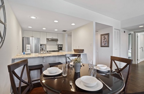 Harbour Town Condo | Mariner’s Way Retreat-Steps from Lighthouse & Harbour Town pool pass provided