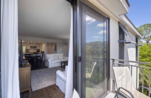 Harbour Town Condo | Mariner’s Way Retreat-Steps from Lighthouse & Harbour Town pool pass provided