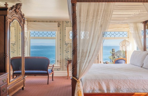 Pacific Grove Bed & Breakfast | Martine Inn