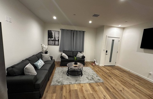 Los Angeles House | Marvelous 6-bedroom house with AC in Los Angeles.