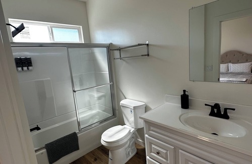 Los Angeles House | Marvelous 6-bedroom house with AC in Los Angeles.