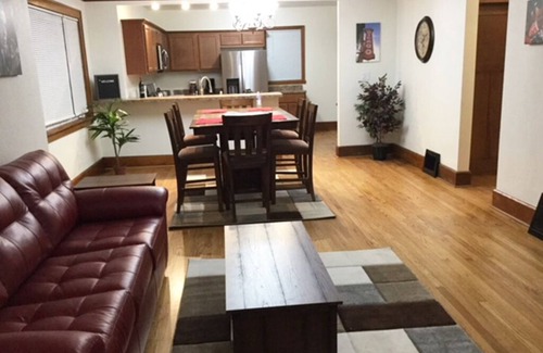 Racine House | Marvelous! Professionally Cleaned, Self Check In - Sleeps 14