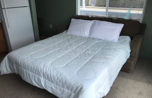 Sturgeon Bay Boat Rental | Mary 1, a Floating Cottage