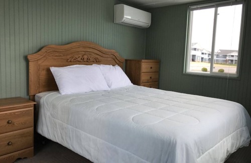 Sturgeon Bay Boat Rental | Mary 1, a Floating Cottage