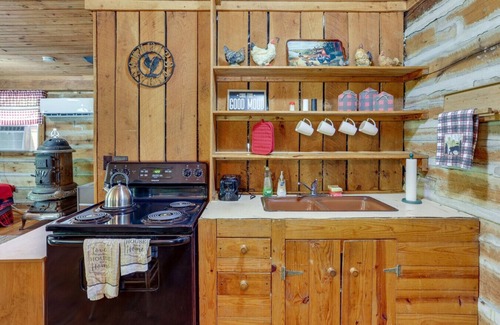 Taswell Cabin | Mary's Mansion - Historic & Rustic 1 Room Cabin!