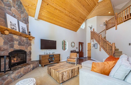 Arnold Cabin | Masons Lair - Private Hot Tub/BLS