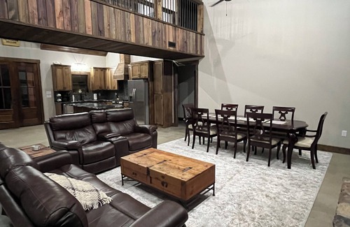 Heber Springs Cabin | Massive cabin on the Little Red River in Heber Springs - 5 bedrooms.