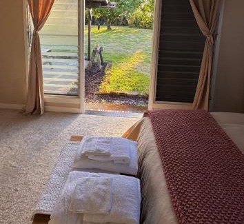 Hilo House | Master Suite with Private Bath 15 min from beach