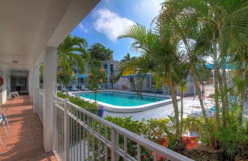 Hollywood Hills Hotel | May-Dee Suites in Florida