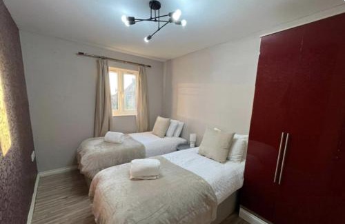 Swindon House | Mazurek Sleeps 10 Long stays Contractors WI-FI