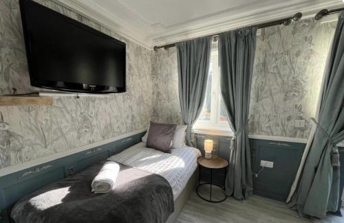 Swindon House | Mazurek Sleeps 10 Long stays Contractors WI-FI