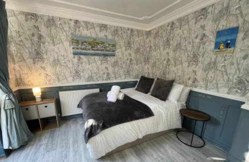 Swindon House | Mazurek Sleeps 10 Long stays Contractors WI-FI