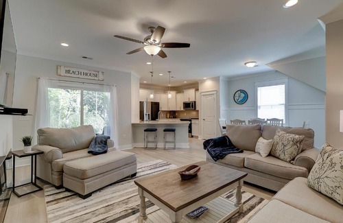 Hilton Head House | MBR King & 4 Queens Huge Living Room Covered Porch Bikes & Beach Gear included