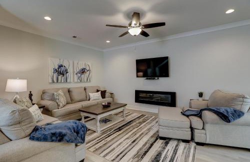 Hilton Head House | MBR King & 4 Queens Huge Living Room Covered Porch Bikes & Beach Gear included