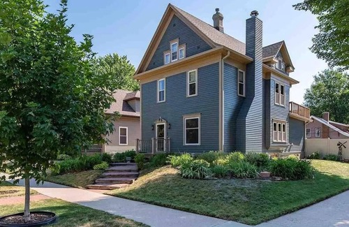 Sioux Falls House | McKennan Park Poolside Oasis