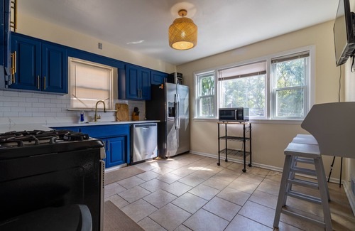 Evanston Condo | MDRN Kid-Friendly Apt|Charming|Private|Sunny|Fast Wi-Fi| Parking