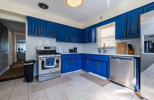 Evanston Condo | MDRN Kid-Friendly Apt|Charming|Private|Sunny|Fast Wi-Fi| Parking