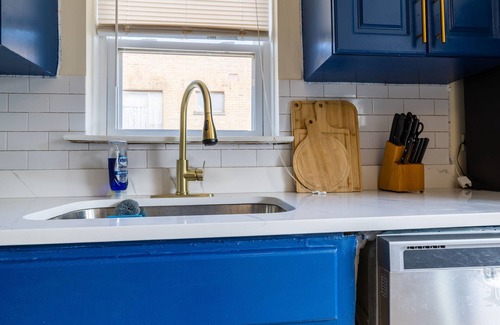 Evanston Condo | MDRN Kid-Friendly Apt|Charming|Private|Sunny|Fast Wi-Fi| Parking