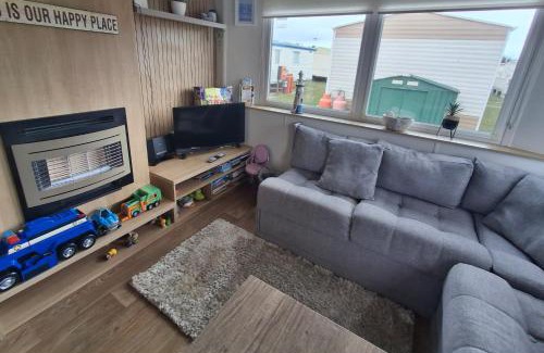 Chapel Saint Leonards Ski Chalet | Meadow View 3-Bed Caravan - Sleeps 8 - PetFriendly