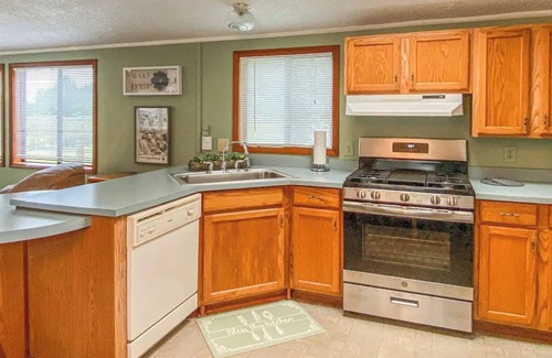 Klamath Apartment | Meadowview Clean & Comfortable Home by River Side