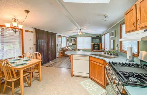 Klamath Apartment | Meadowview Clean & Comfortable Home by River Side