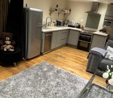 Otley House | Meagill Cottage Sleeps 4 with Hot Tub & Parking