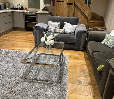 Otley House | Meagill Cottage Sleeps 4 with Hot Tub & Parking